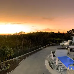 https://essence-peregian-saltbush-5-bedroom-luxury-home.hotelssunshinecoast.net